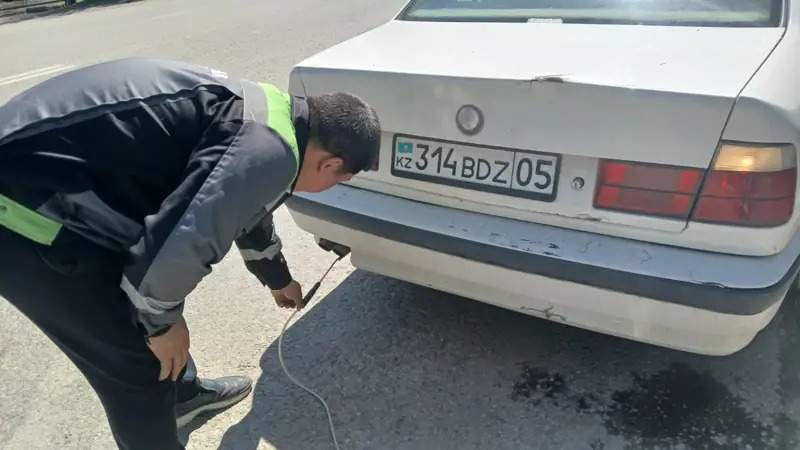 В Алматы проверяют автомобили на токсичность – фоторепортаж
