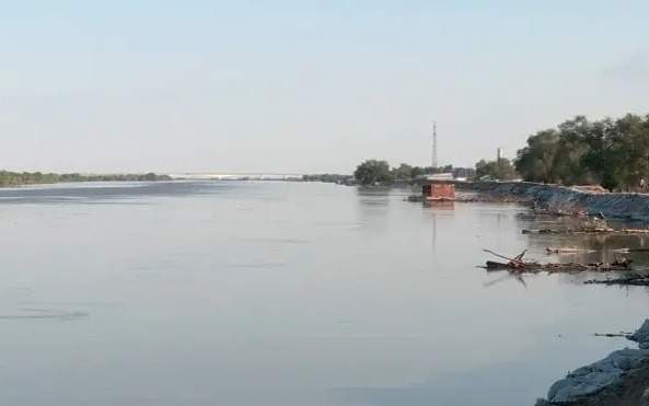 Уровень реки Жайык в Атырау остается на критическом уровне в 588 см