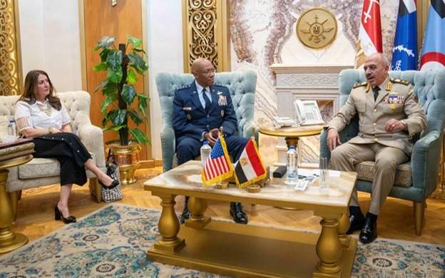 Председатель Объединенного комитета начальников штабов ВС США Чарльз Браун с начальником штаба египетских вооруженных сил генерал-лейтенантом Ахмадом Халифой в Каире, 25 августа 2024г. 