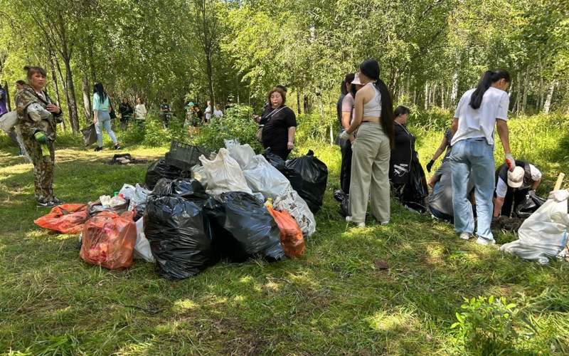 В Риддере на побережье реки собрали больше двух тонн мусора