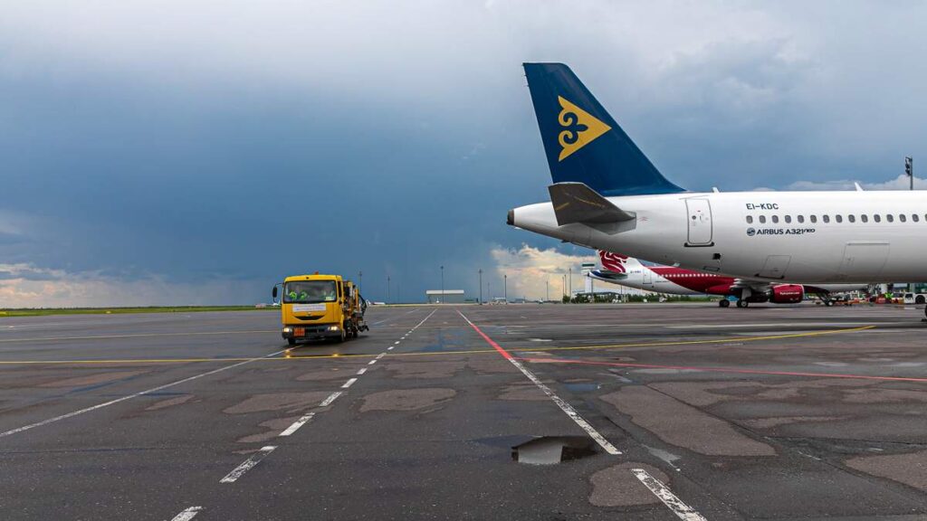 Четыре самолета повредил град в аэропорту Астаны