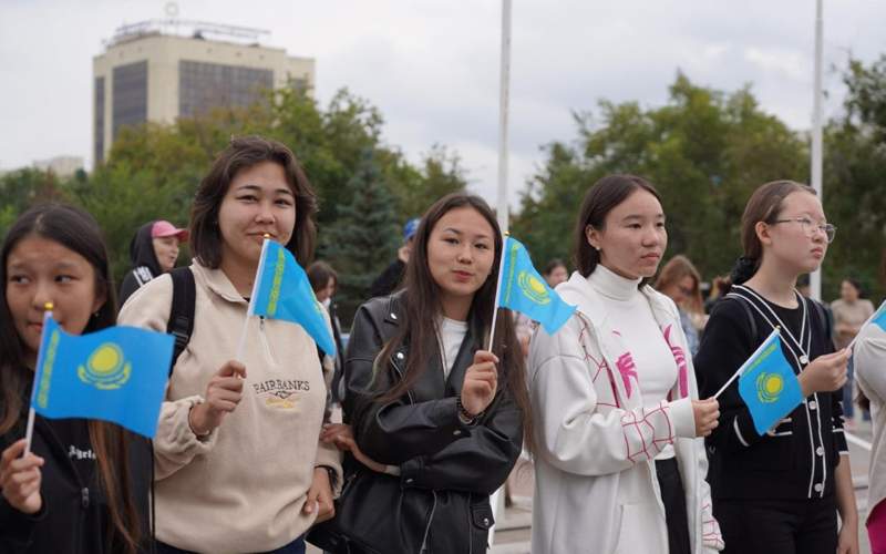 В Акмолинской области вручили ключи от квартир, автомобилей скорой помощи и школьных автобусов