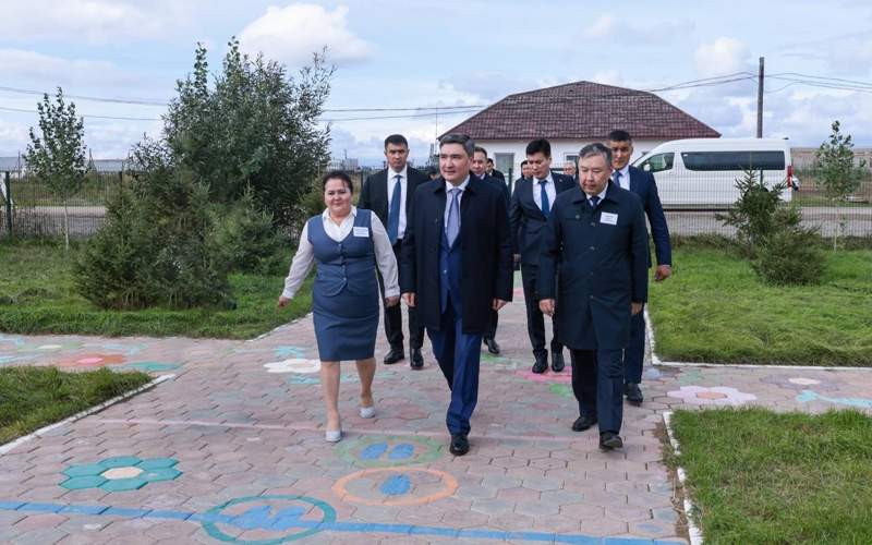 Олжас Бектенов посетил ряд соцобъектов в Акмолинской области 