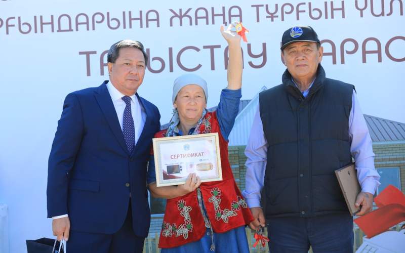 Жители селе Кумсай Актюбинской области получили ключи от новых домов