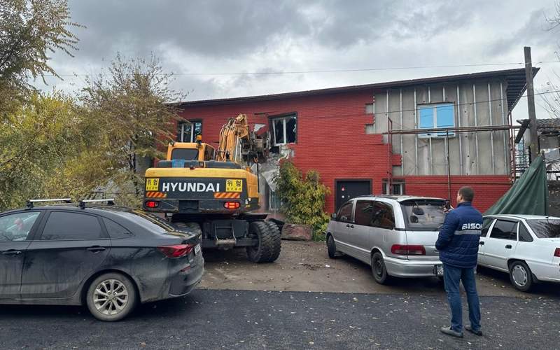 Незаконно возведенное здание сносят в Алматы снос