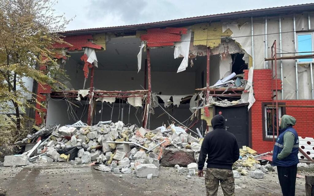 В Алматы происходит демонтаж строения, возведенного с нарушением законодательства.