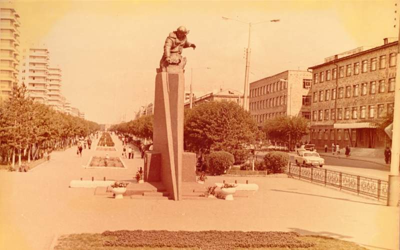 Памятник Нуркену Абдирову: символ Караганды с 67-летней историей Памятник Нуркену Абдирову: символ Караганды с 67-летней историей