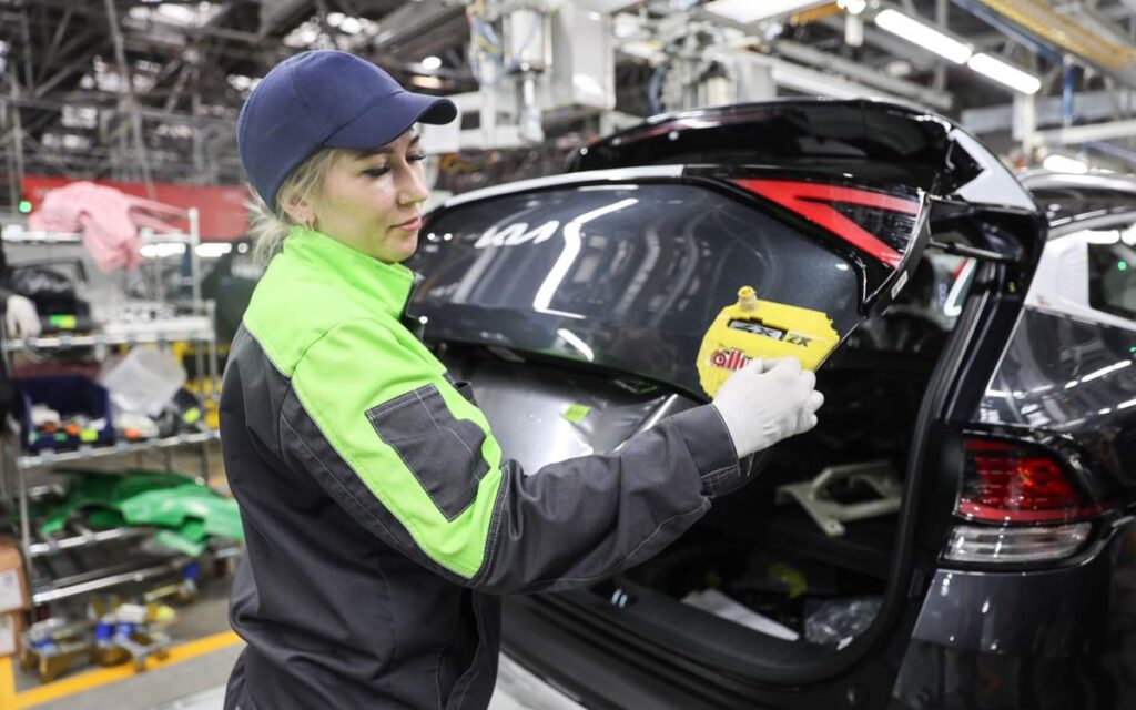 Девушка в мире машин: автослесарь из Костаная рассказала о выборе профессии