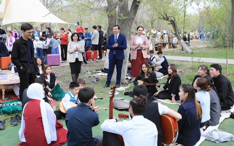 Национальный день книги в Актобе Ұлттық кітап күні: 500 метрлік гүлзар алаңында ақтөбеліктер кітап әлеміне саяхаттады