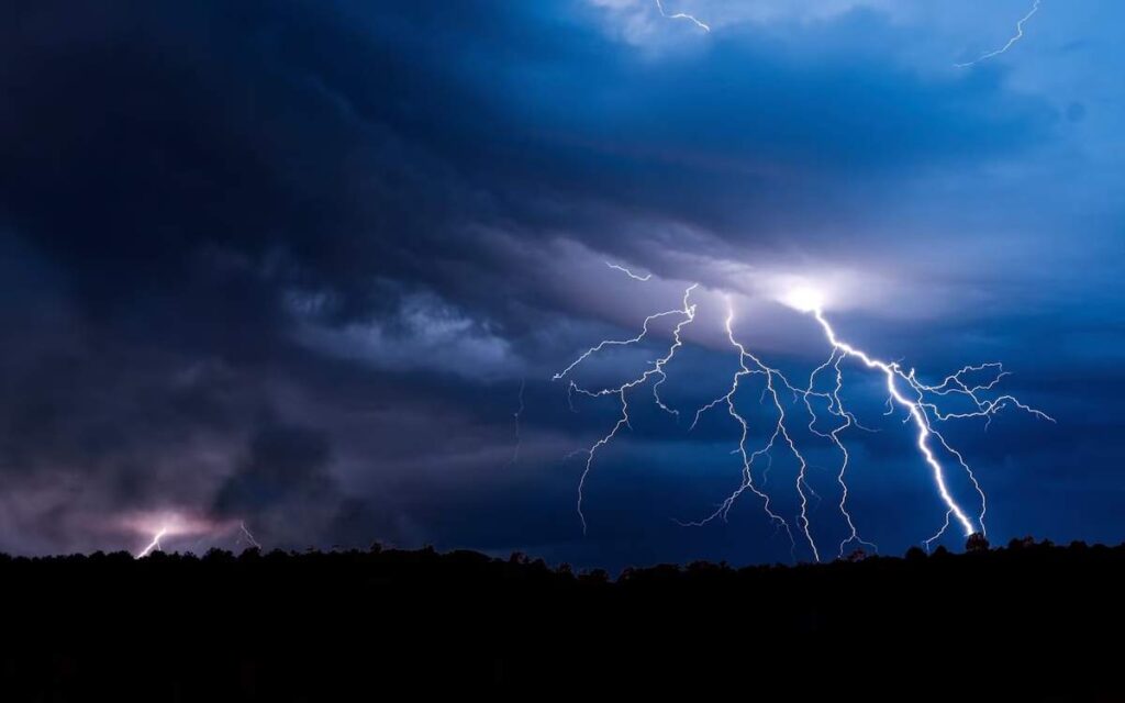 Дожди с грозами накроют Казахстан 8 апреля