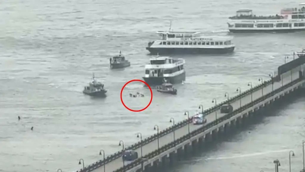 Вертолет упал в реку и разбился в Нью-Йорке