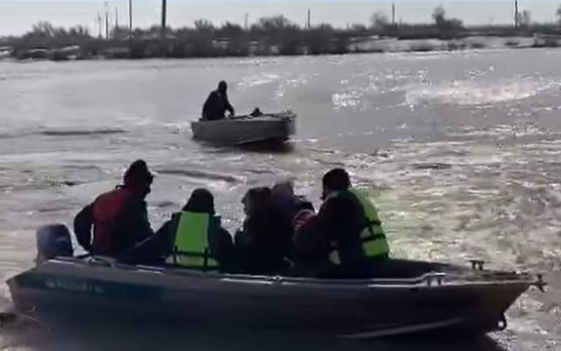 Переправа затоплена, мост разрушен: жители Уила вынуждены использовать лодки
