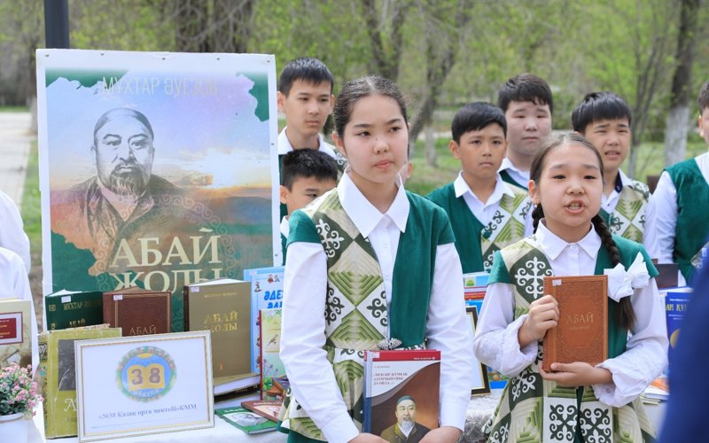 книги дети Ұлттық кітап күні: 500 метрлік гүлзар алаңында ақтөбеліктер кітап әлеміне саяхаттады