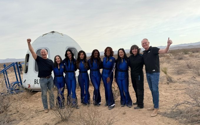 Женский экипаж во главе с невестой Безоса вернулся из космического полета