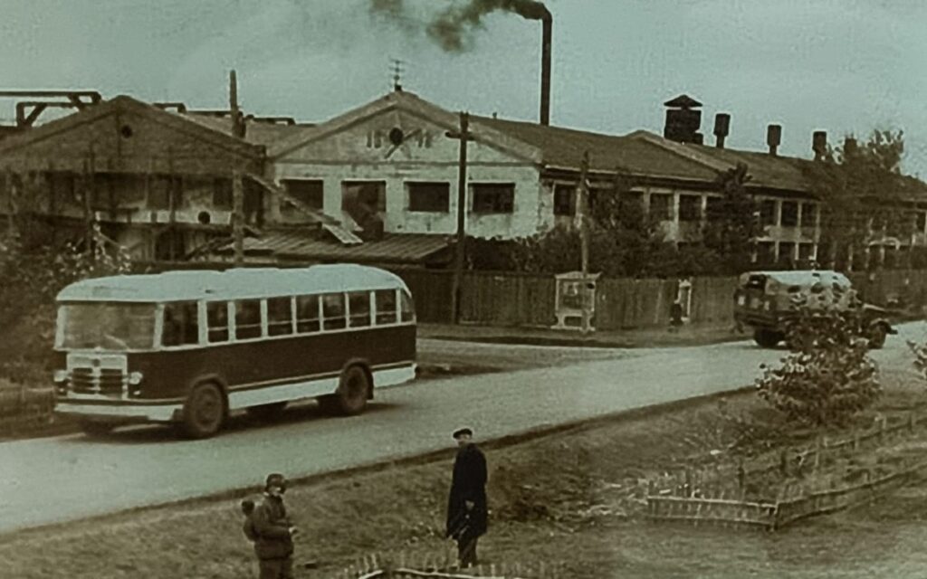 Какие заводы были эвакуированы во время войны в Акмолинскую область