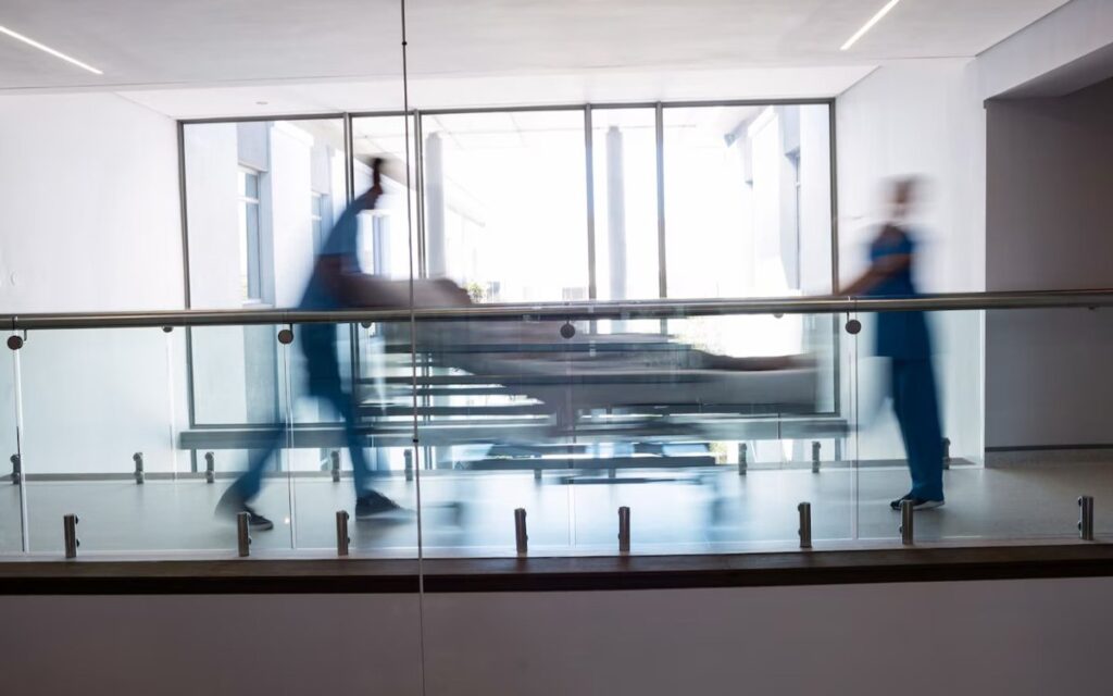 В СКО на женщину упало дерево из-за сильного ветра, она скончалась