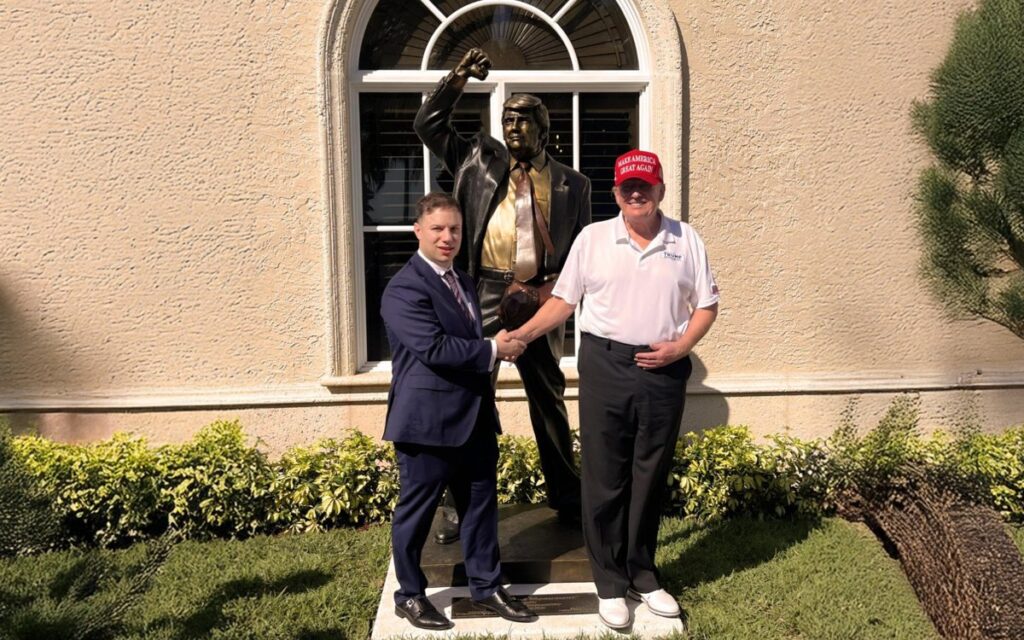 Дональду Трампу подарили памятник в его честь