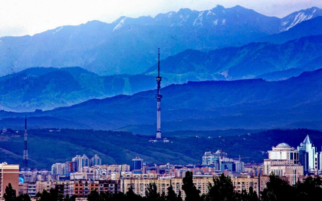 Алматинцев просят воздержаться от похода в горы