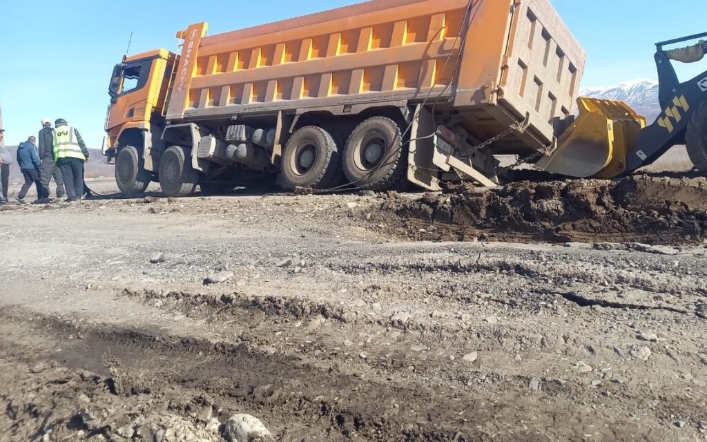 Большегрузы разбили республиканскую трассу в ВКО