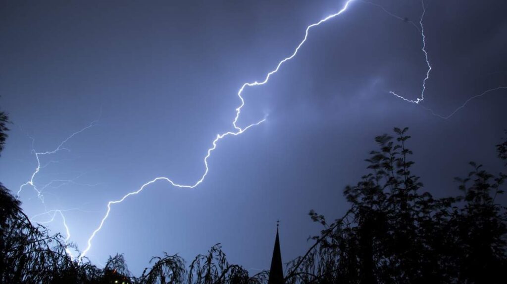 Почти по всему Казахстану объявлено штормовое предупреждение