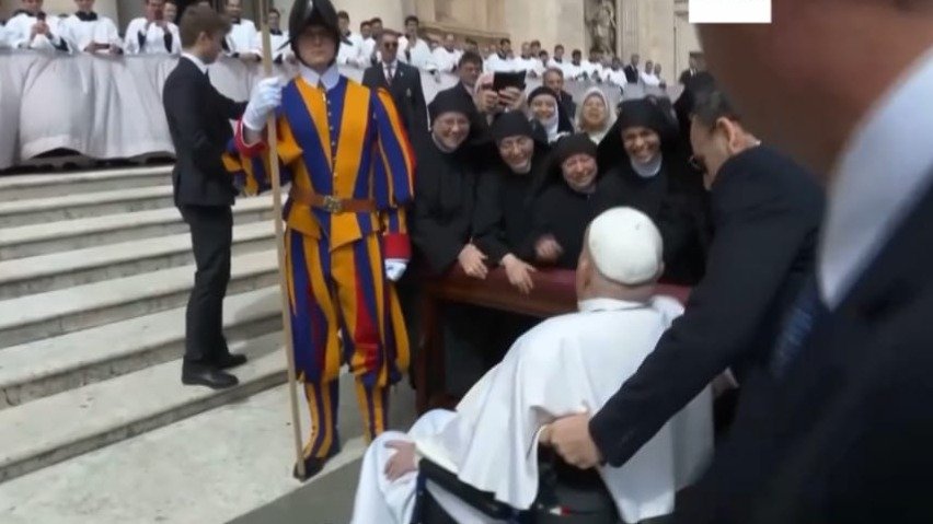 Папа Римский вышел к верующим в Ватикане