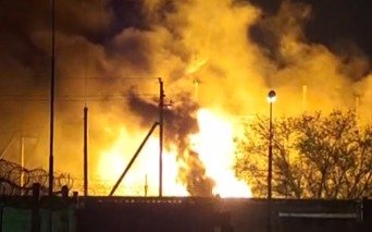 Молния стала причиной пожара и отключения света в Павлодаре