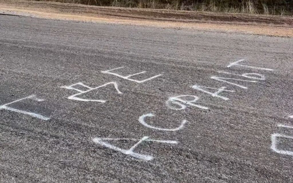 Сельчане креативно попросили «вернуть асфальт обратно» в Костанайской области
