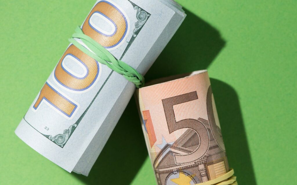 Курсы валют в обменниках Астаны и Алматы на 26 апреля