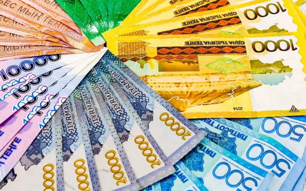 Тенге немного укрепился к доллару