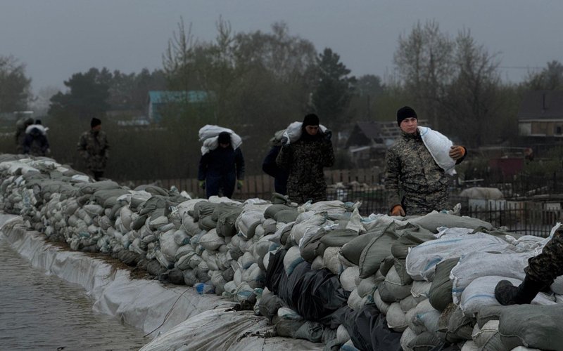 Спасатели круглосуточно укрепляют дамбу в селе Тепличное