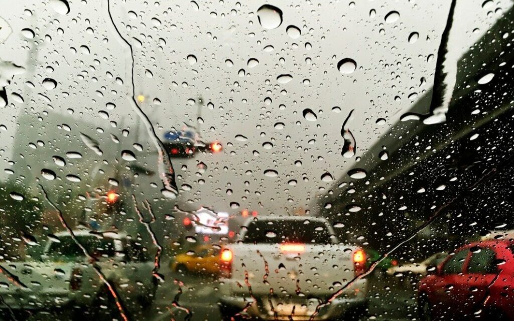 Дожди, гроза и град: почти по всему Казахстану объявлено штормовое предупреждение