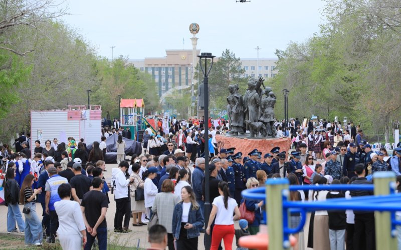 Национальный день книги в Актобе Ұлттық кітап күні: 500 метрлік гүлзар алаңында ақтөбеліктер кітап әлеміне саяхаттады