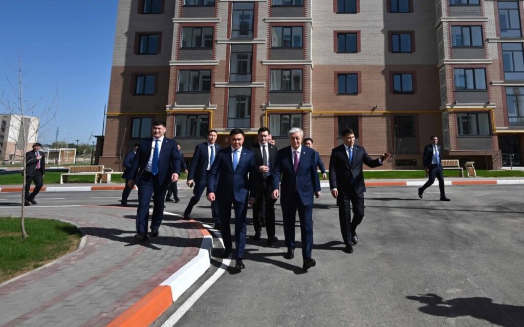 Касым-Жомарт Токаев осмотрел жилой комплекс в микрорайоне Акжайык Шымкента