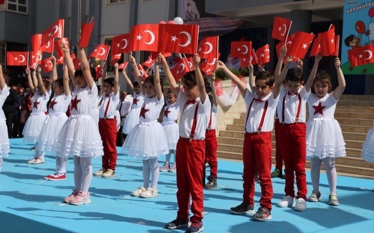 Турция отметила День национального суверенитета и детей по всей стране