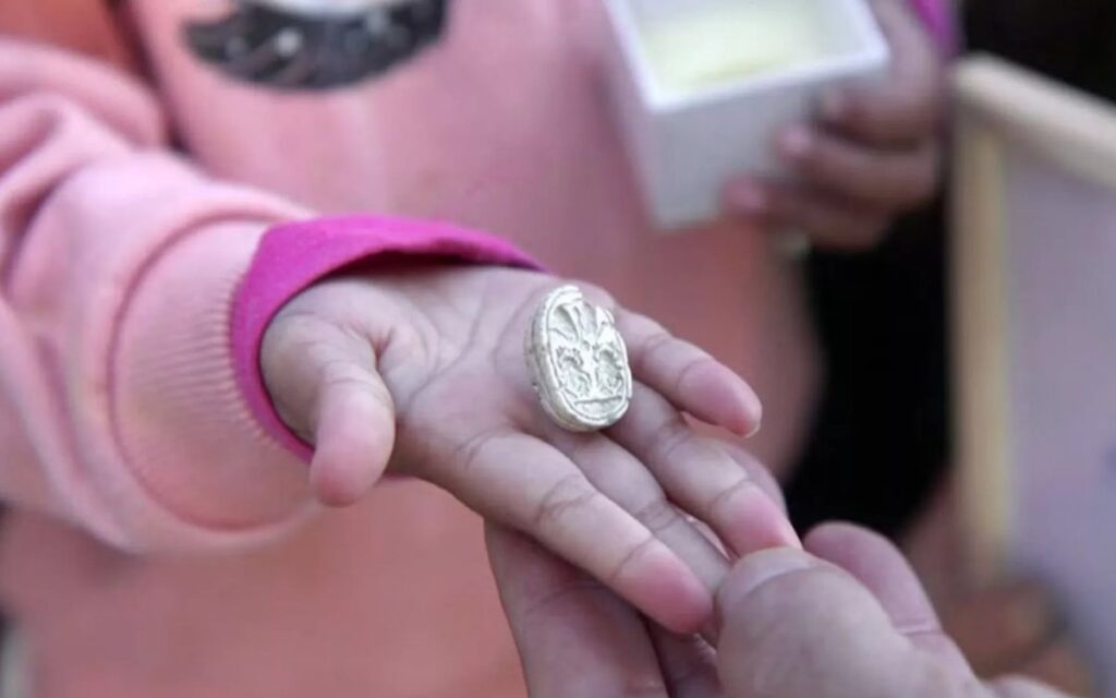 Ребёнок нашёл древний амулет возрастом 3800 лет