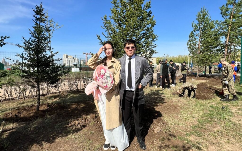 Молодожены посадили свое первое дерево в Астане