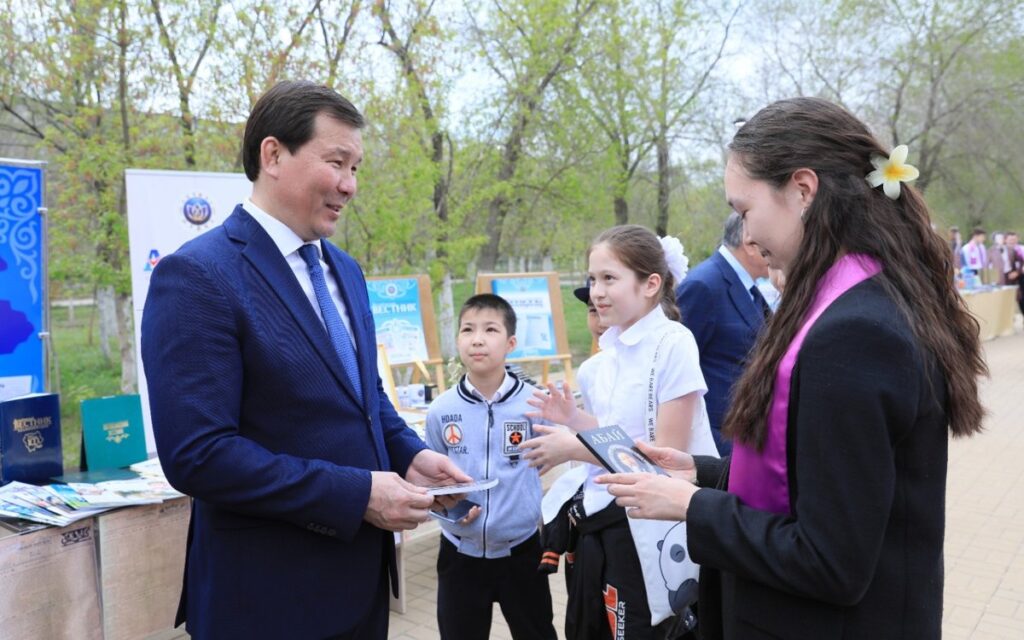 Национальный день книги: яркий флешмоб прошел на 500-метровой аллее в Актобе