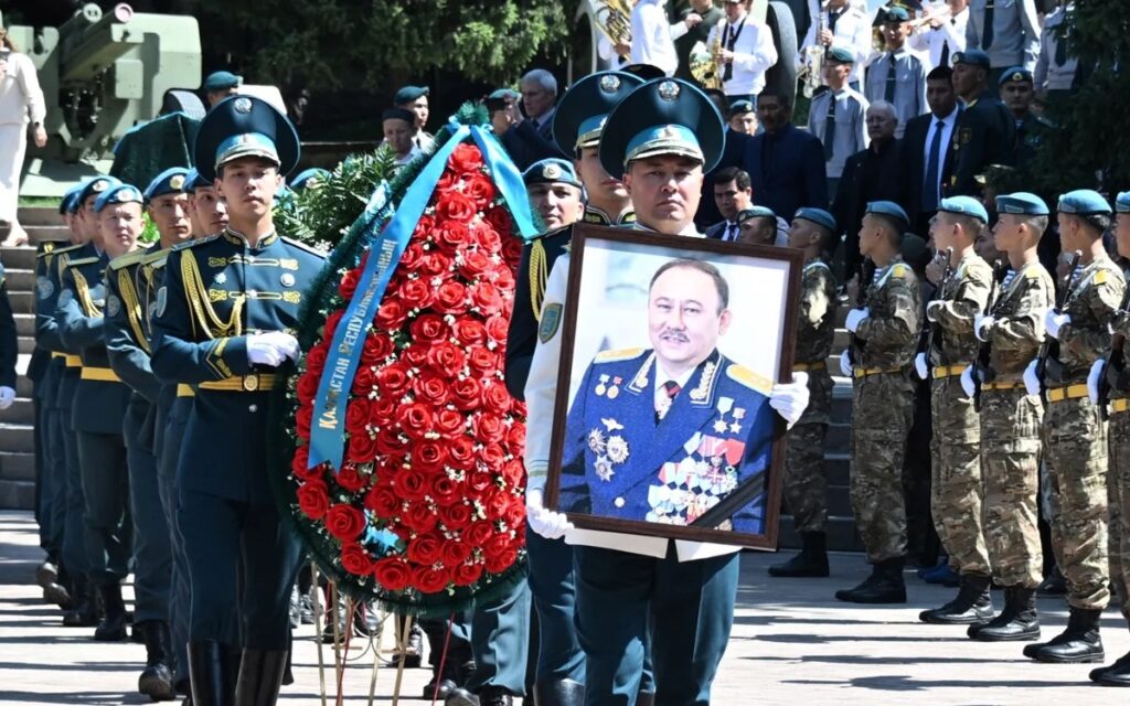 Алматыда ғарышкер, Халық Қаһарманы Талғат Мұсабаевты ақтық сапарға шығарып салды