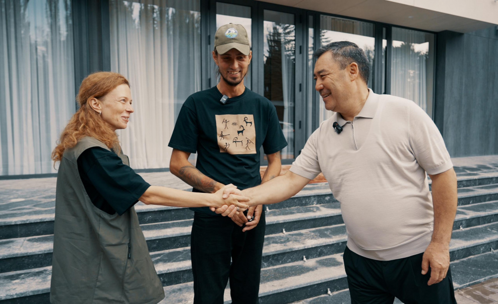 Глава Кыргызстана подарил автомобиль туристу за уборку на Иссык-Куле