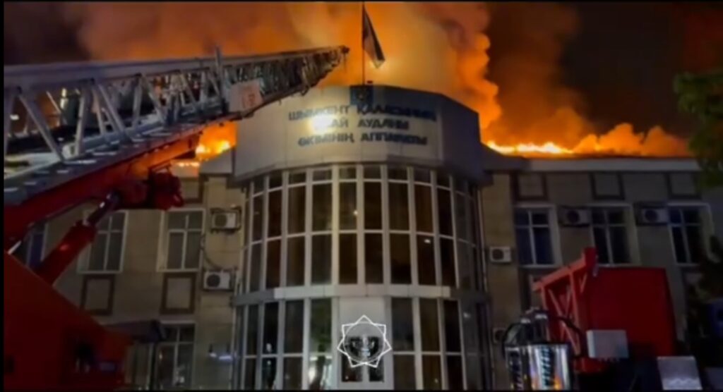 Шымкентте әкімшілік ғимараты отқа оранды