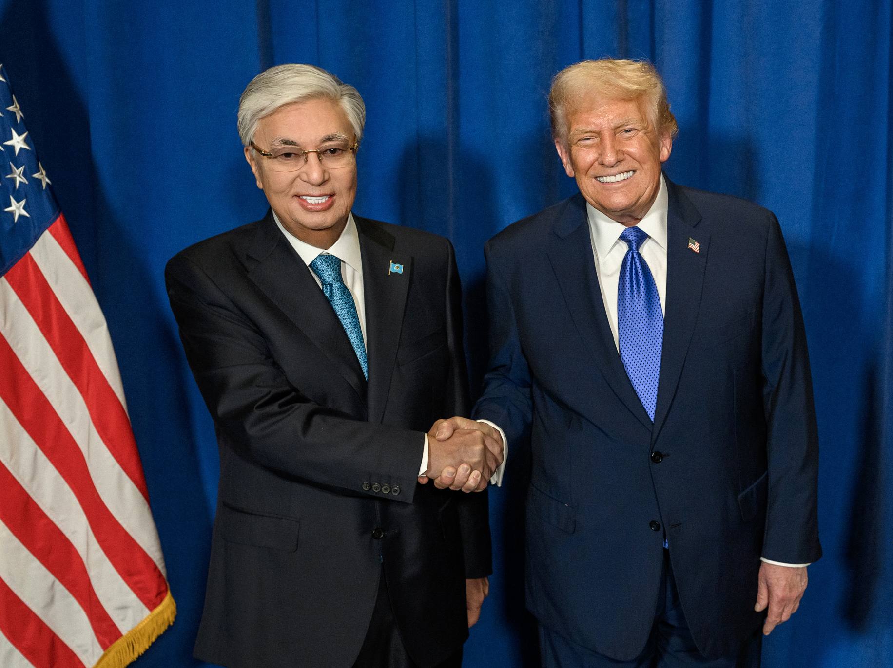 Жалаңаш қыз массаж алады (Орыс түсірілімі)