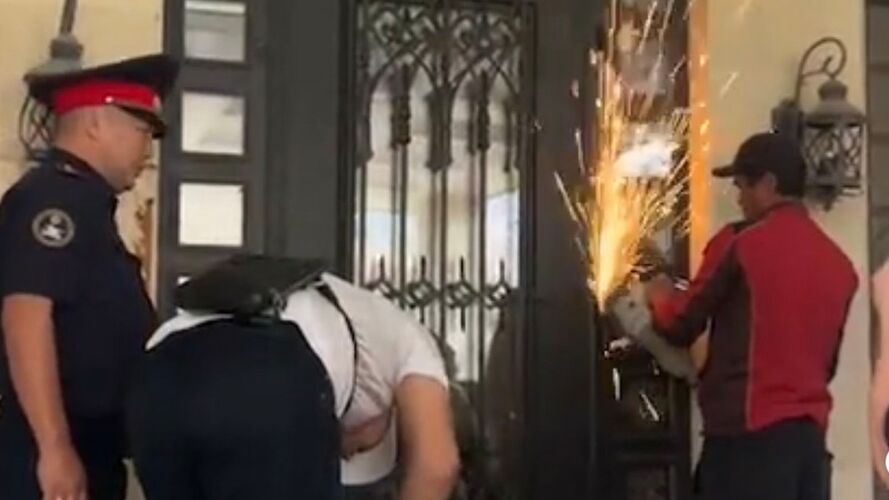 Семью экс-президента Кыргызстана Атамбаева выселили из дома