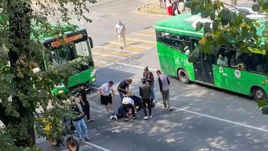 Алматыда жолаушылар автобусы электросамокат мінген екі қызды қағып кетті