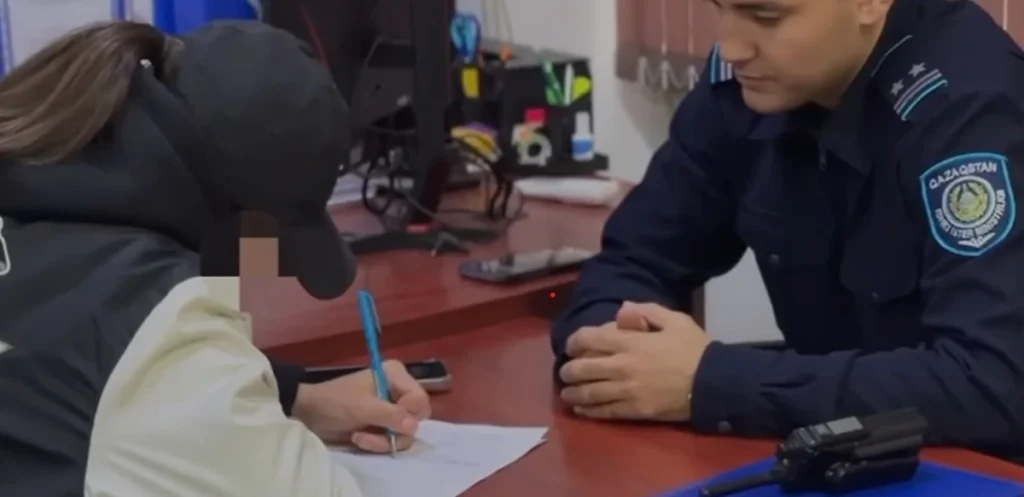 Алматыда мылқау такси жүргізушісіне құрметсіздік танытқан блогер полицияға жеткізілді