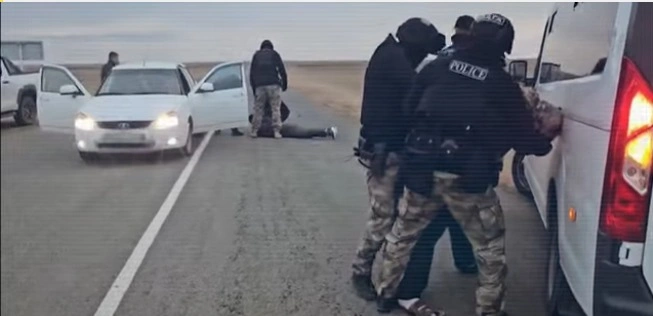 Порно жұлдыз Феникс Мари лимузинде сорып, трахает етеді