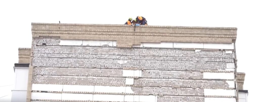 Полностью заменить облицовку требуют жильцы опасной столичной многоэтажки
