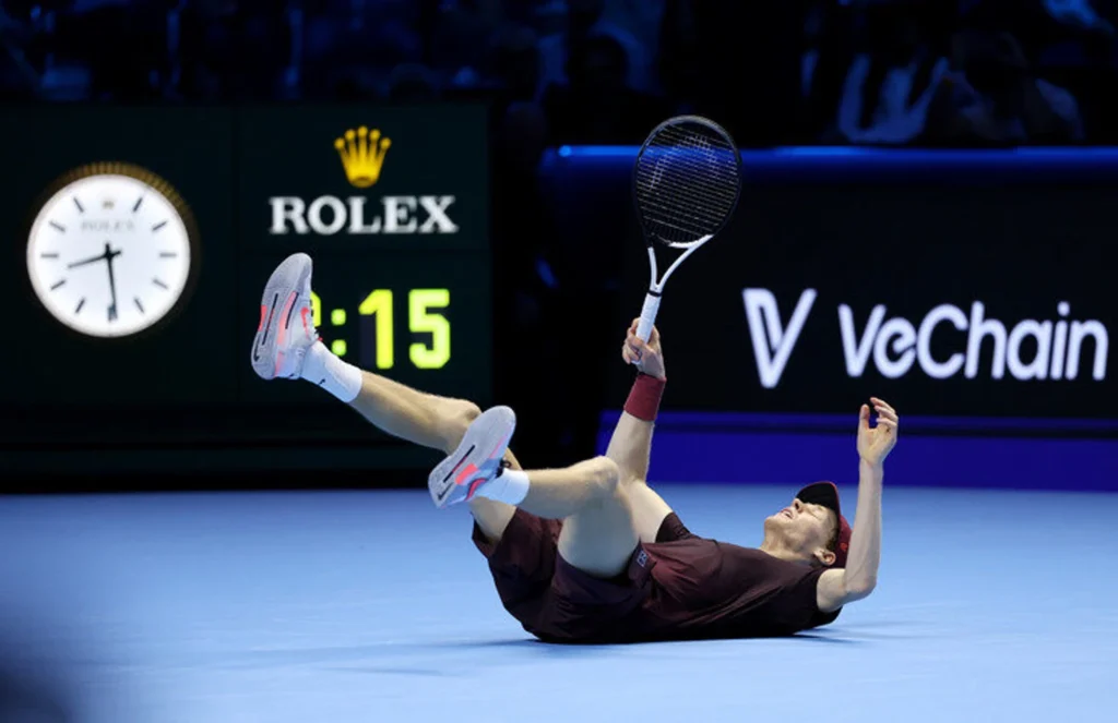 Синнер отомстил Алькарасу и закончил сезон непобежденным