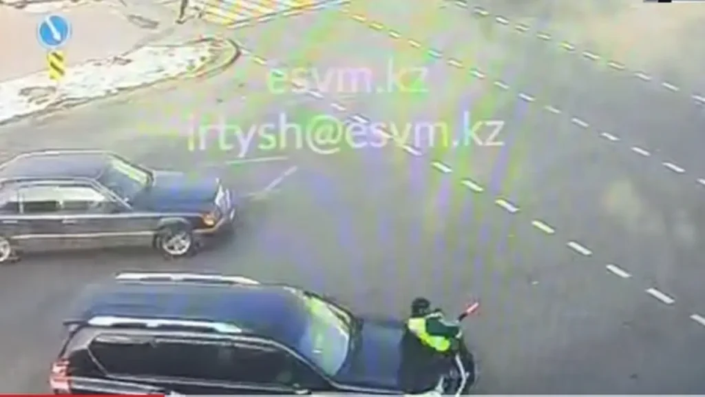 Водитель сбил регулировщика в Алматы