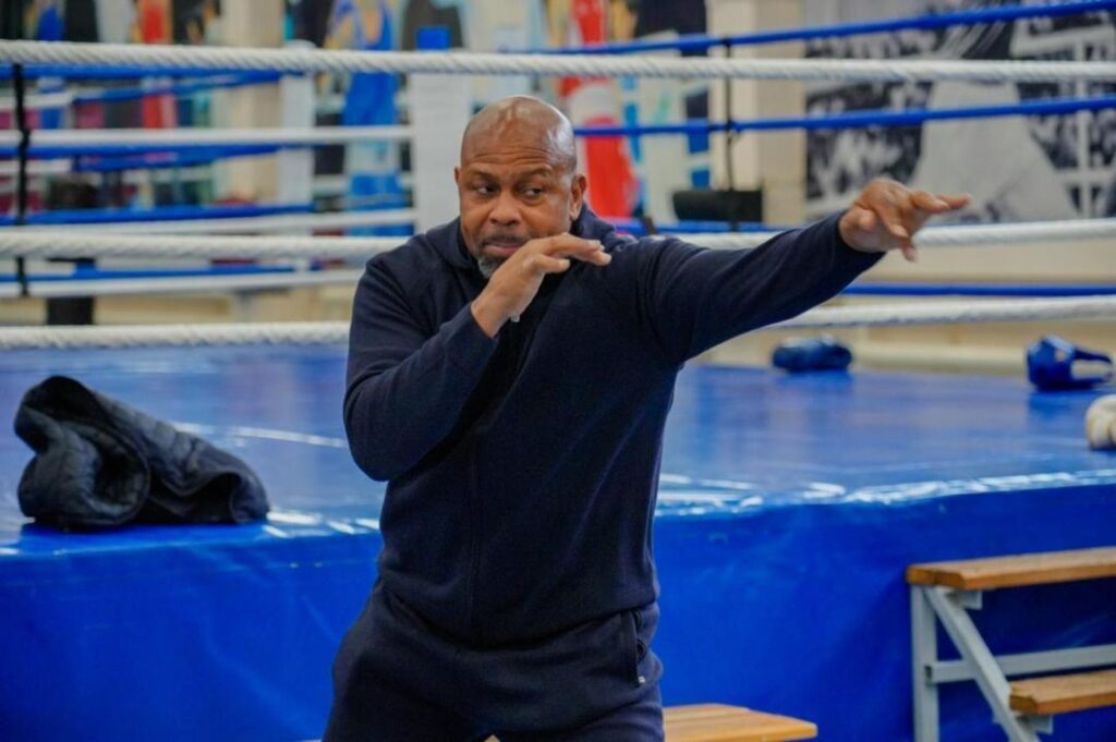 Звезда бокса Рой Джонс провел мастер-класс в Астане