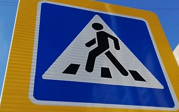 Женщина набросилась на сбившего девочку водителя на пешеходе в Актобе (ВИДЕО)